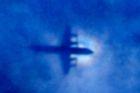 Zmizelý let MH370 skončil neřízeným pádem. Do oceánu se zřítil rychlostí 450 kilometrů v hodině