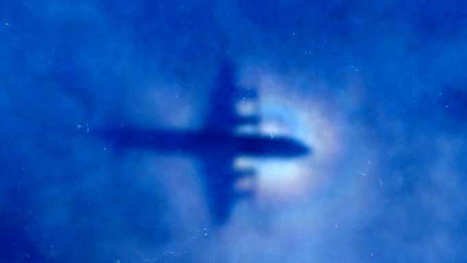 Téměř rok stará fotografie stínu novozélandského letounu, pátrajícího v Indickém oceánu po vraku malajsijského boeingu.
