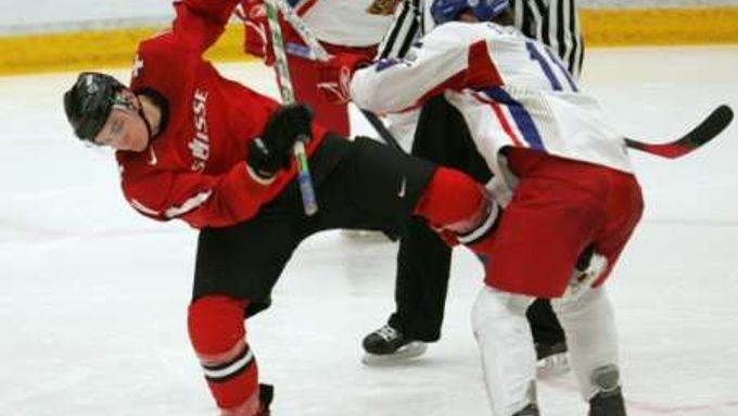 Český hokejista Vladimír Sobotka bojuje se Švýcarem Janickem Stainmannem v zápase Mistrovství světa do 20 let. Češi vyhráli 4:2 a postoupili do bojů o medaile.