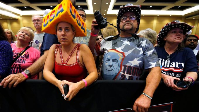 Demokracie funguje. (Trumpovi příznivci na mítinku v Green Bay ve Wisconsinu, 17. října 2016.)