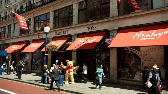 Takto vypadá slavná pobočka Hamleys na londýnské Regent Street.