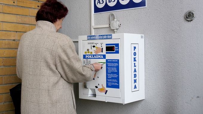 Krajské nemocnice zruší poplatkové automaty. Buď jim to nařídí hejtmani nebo zákon.
