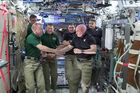Rozloučení na ISS: Nový šéf vesmírné stanice Tim Kopra si podává ruku se Scottem Kellyn.