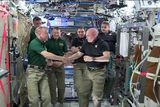 Rozloučení na ISS: Nový šéf vesmírné stanice Tim Kopra si podává ruku se Scottem Kellyn.