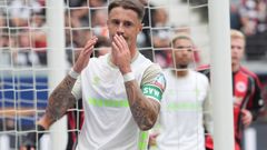 Zklamaný Marco Friedl coby kapitán Werderu v utkání s Frankfurtem, po němž ho reportérka považovala za hráče vítězného týmu