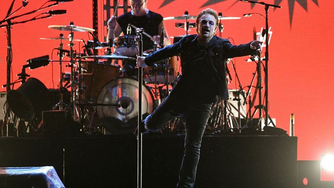 Bono na koncertě v Berlíně.