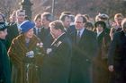 Britská královna Alžběta II. během návštěvy Prahy v roce 1996. Záběr z Karlova mostu.