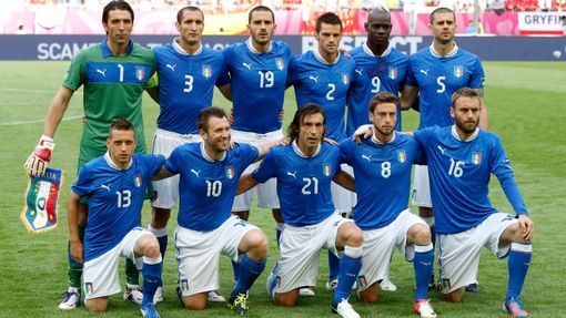Italský národní fotbalový tým před utkáním základní skupiny mezi Španělskem a Itálií na Euru 2012.
