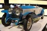 Toto už je Rolls-Royce Phantom I z roku 1926. Vůz v nezvyklé barevné kombinaci zvládal s motorem o výkonu 112 koní rychlost 146 kilometrů v hodině.