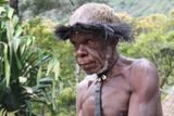 Lidé přistupují různě také k uchovávání předků. Novoguinejští Daniové si některé z nich nechávají doma.