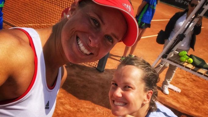Andrea Sestini Hlaváčková si s Barborou Strýcovou po vítězném čtvrtfinále v Římě