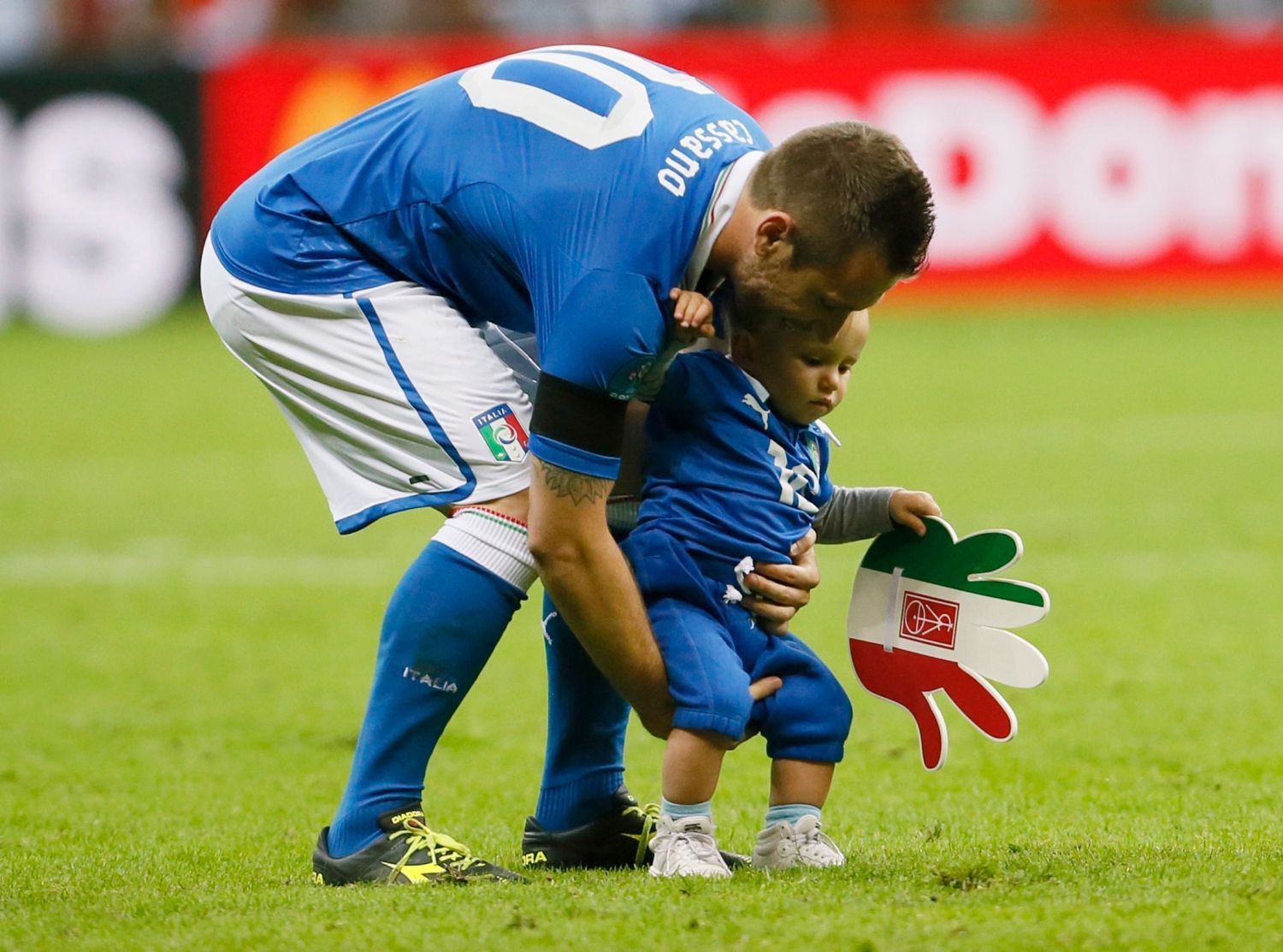 Antonio Cassano se svým dítětem po semifinálovém utkání Eura 2012 mezi Německem a Itálií.