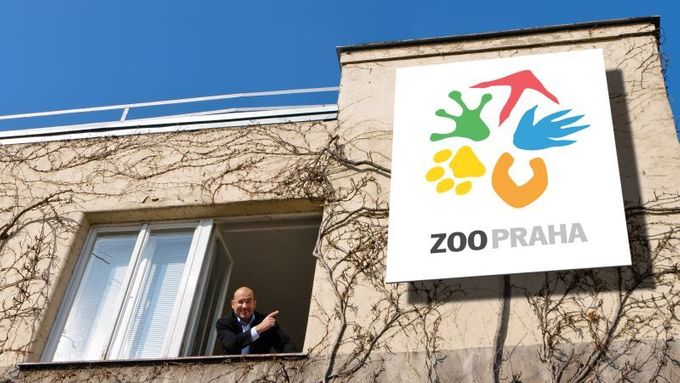 Ředitel Miroslav Bobek a nové logo zoo.