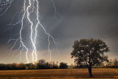 Přes Česko se v neděli přeženou bouřky s přívalovými dešti a velkými kroupami