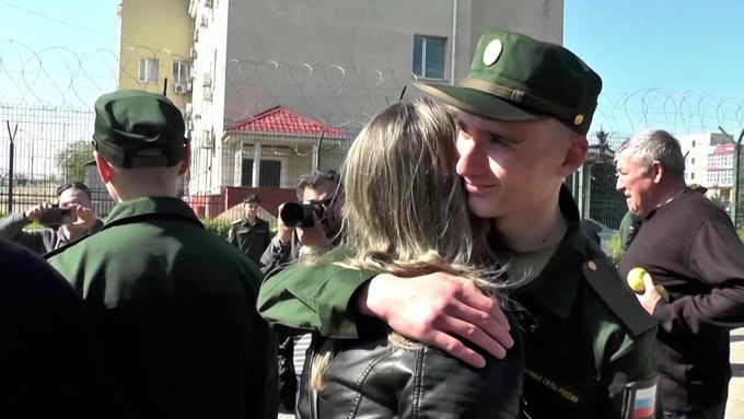 Ruští poslanci v úterý přijali zákon, podle nějž budou k povinné vojenské službě od počátku příštího roku rukovat muži od 18 do 30 let.