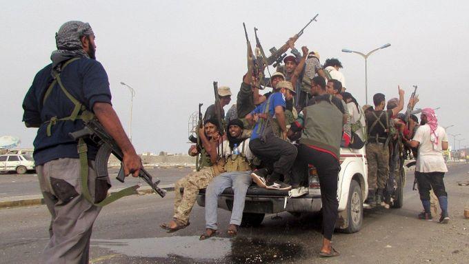 Ozbrojenci v jemenském přístavu Aden.