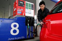Od Nového roku řidiči čepují zelenější benzín