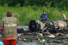 Letadlo s fanoušky na Ukrajině narazilo v mlze do věže