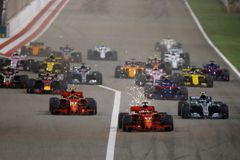 F1 živě: Drama ve finiši, Vettel se v Bahrajnu ubránil před náporem Bottase