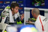 Tovární Yamaha se první dva dny na trati trápila a Valentino Rossi hledal se svými inženýry recept na lepší čas.