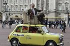 Mr. Bean je sběratelem aut. Slavný herec naboural nejrychlejší vůz světa, měl i Škodu