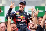 Sebastian Vettel se v 25 letech stal nejmladším pilotem historie F1, který dosáhl čistého hattricku.