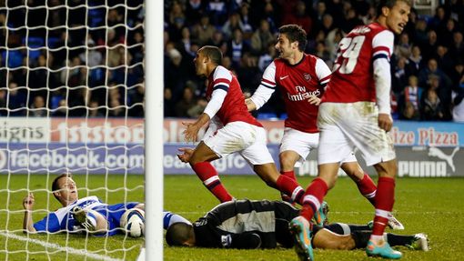 Fotbalisté Arsenalu slaví gól Theo Walcotta (vlevo) v utkání anglického poháru 2012/13 proti Readingu.