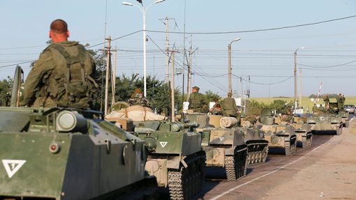 Kolona ruských obrněných vozidel na rusko-ukrajinském pomezí. Nedaleko odtud parkuje konvoj s humanitární pomocí pro Donbas.
