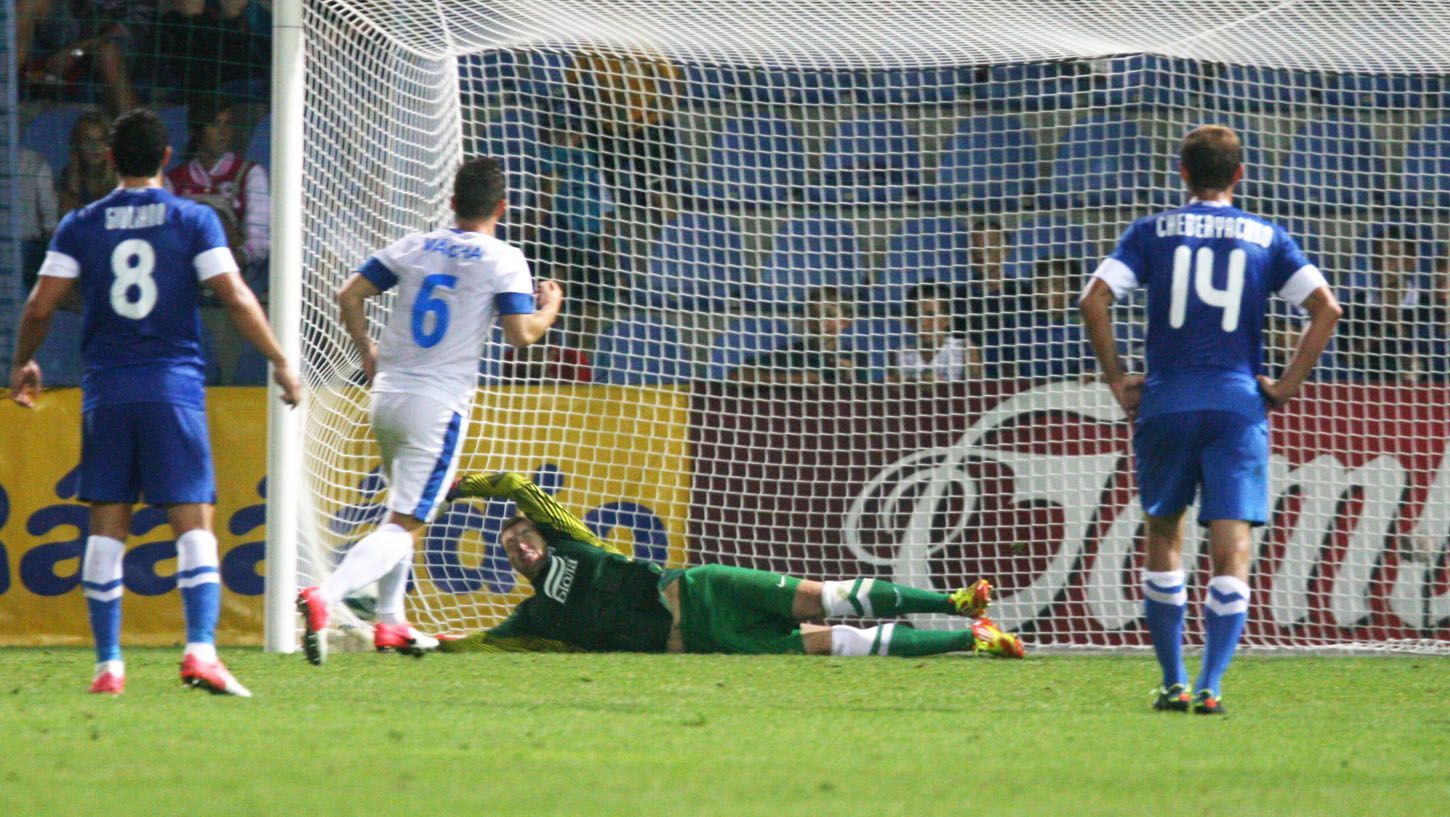 Fotbalista Lukáš Vácha ze Slovanu Liberec střílí gól za záda Jana Laštůvky v utkání Evropské ligy s Dněprem Dněpropetrovsk.