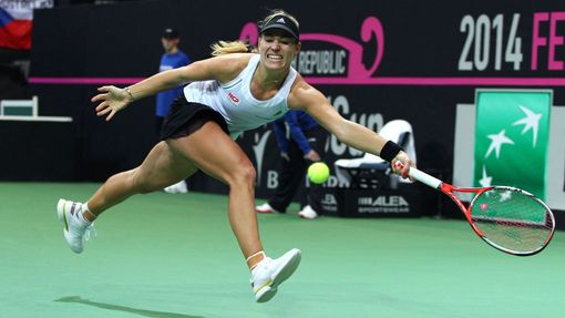 Finále Fed Cupu 2014: Angelique Kerberová v zápase s Lucii Šafářovou