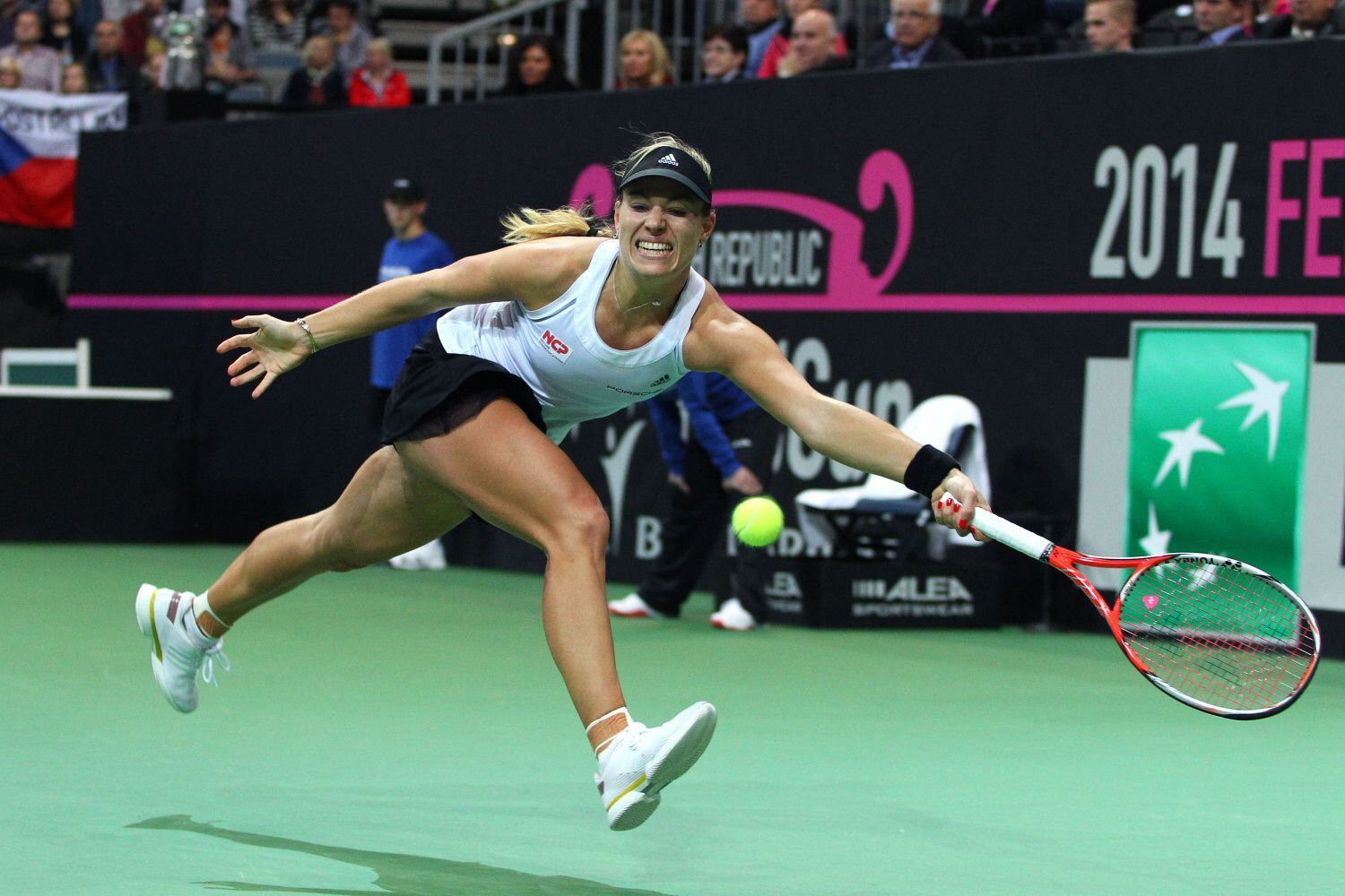 Finále Fed Cupu 2014: Angelique Kerberová v zápase s Lucii Šafářovou