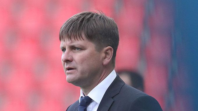Dušan Uhrin po debaklu s Ploještí uvedl, že tlak na svou pozici trenéra necítí. Cítí prý jen velké zklamání z vyřazení.