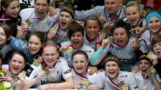 Nejlepší florbal se hraje ve Vítkovicích. Po nedělních superfinále v nacpané O2 areně totiž slaví jak ženský tak mužský tým absolutní triumf.