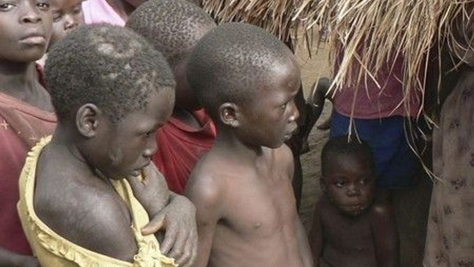 Děti z tábora Lira v Ugandě patří k tzv. vnitřně vysídleným osobám. Oni a jejich rodiny se staly uprchlíky vrámci své vlastní země.