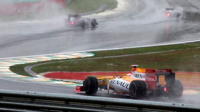 Fernando Alonso krouží v kvalifikaci na okruhu Interlagos.