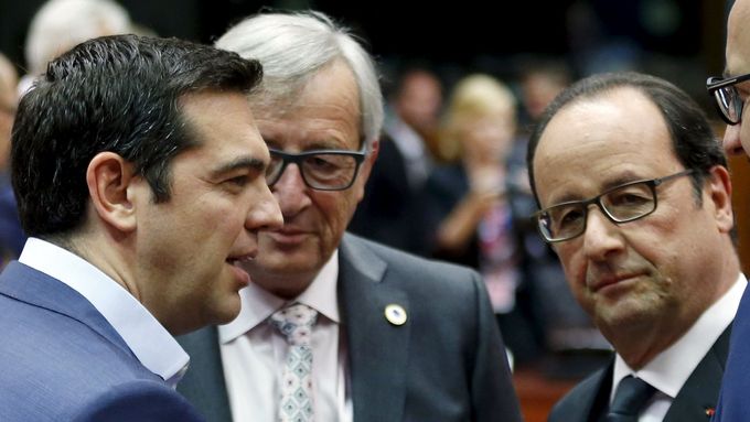 Třetí záchranný balík je na obzoru, nikdo neslaví, není co. Tsipras, Juncker, Hollande na summitu.