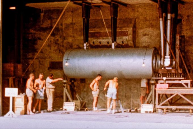 Instalace zařízení vodíkové pumy zvané SHRIMP v testovací kabině pro odpálení, atol Bikiny, 1954. Kolorováno