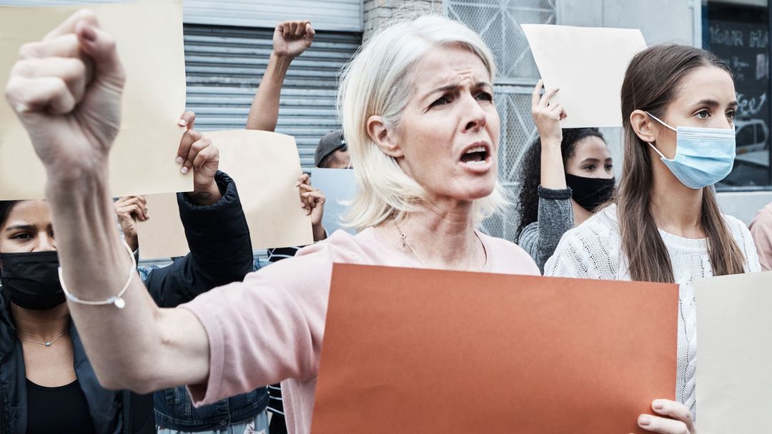 Feministky upozorňují na následky války jako chudoba, nucené vysídlení a sexuální násilí.