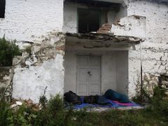 Jeden z noclehů v Albánii - u opuštěného domu pod rozpadajícím se balkonem.