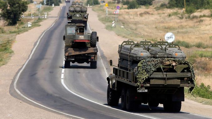 Ruská vojenská vozidla v Rostovské oblasti u ukrajinských hranic.