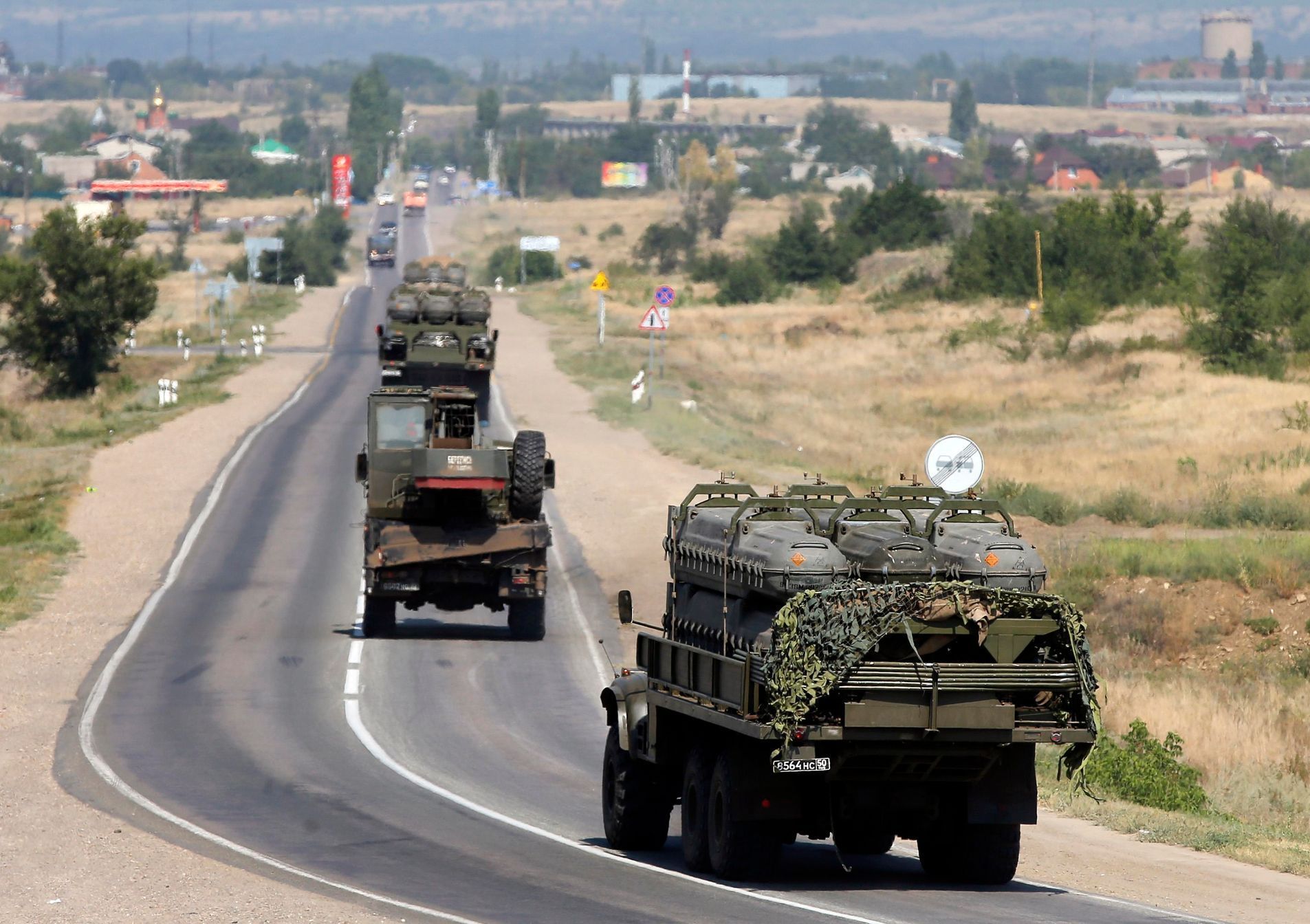 Ruská vojenská vozidla v Rostovské oblasti u ukrajinských hranic.