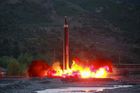 KLDR testovala pod dohledem Kima novou raketu. Může nést jadernou hlavici, tvrdí