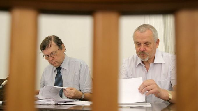 Antonín Moravec (vpravo) se svým advokátem u soudu