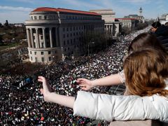Studenti demonstrují ve Washingtonu za omezení prodeje zbraní.
