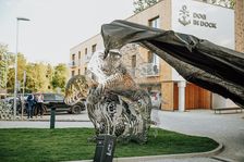 Ve vinařství stojí nová socha Davida Černého. Někteří místní sepisují petici