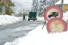 Popadané stromy, ledovka, sníh a uzavřené cesty. Zima ochromila dopravu v Česku
