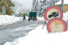 Popadané stromy, ledovka, sníh a uzavřené cesty. Zima ochromila dopravu v Česku