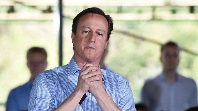 Současný premiér David Cameron se v předvolební kampani obrací ke svým voličům.