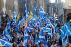 V Edinburghu demonstrovaly desetitisíce lidí za nezávislost Skotska