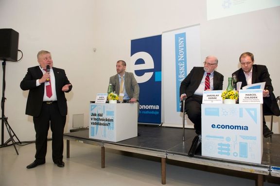 Jan Světlík (Vítkovice Holding), Martin Jašminský (Hospodářské noviny), Jaroslav Hanák (Svaz průmyslu a dopravy) a Marcel Chládek (ministr školství) na konferenci.